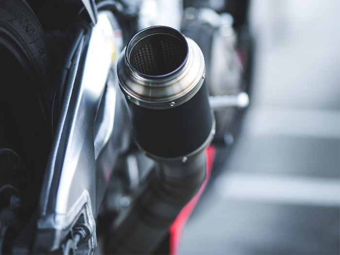 Black Center GP Race Slip On Exhaust - Image 5