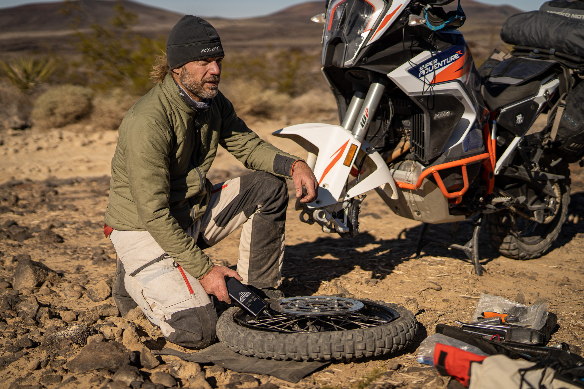 Mini Battery Powered Portable Air Compressor / Inflator - 5000mAh - Image 5